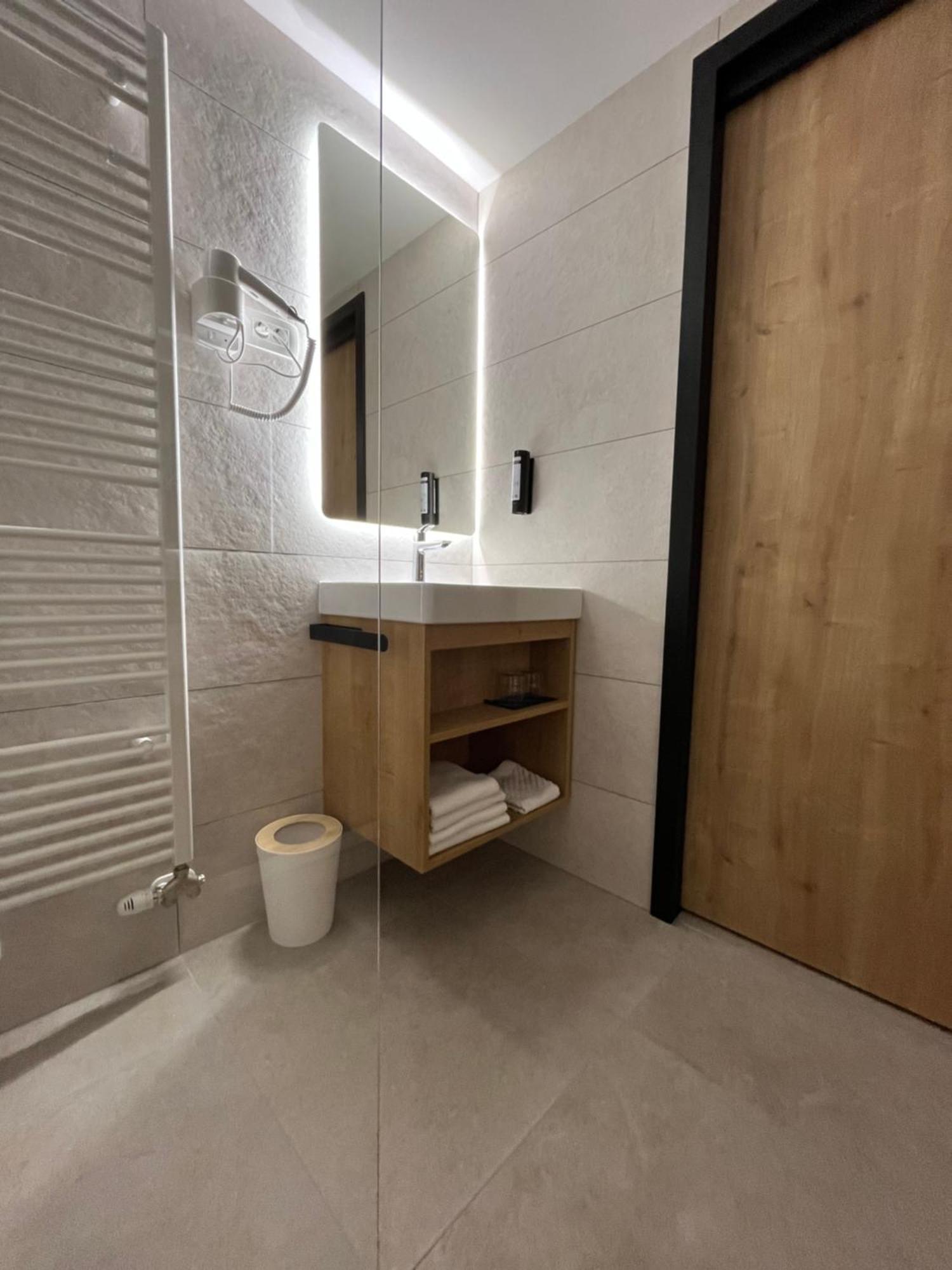 Hotel Mantova Vrhnika Eksteriør billede