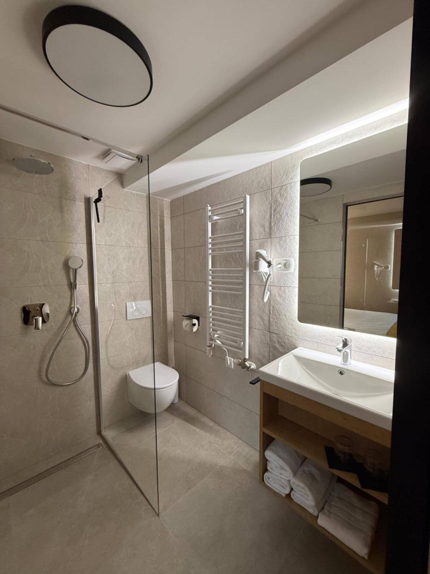 Hotel Mantova Vrhnika Eksteriør billede