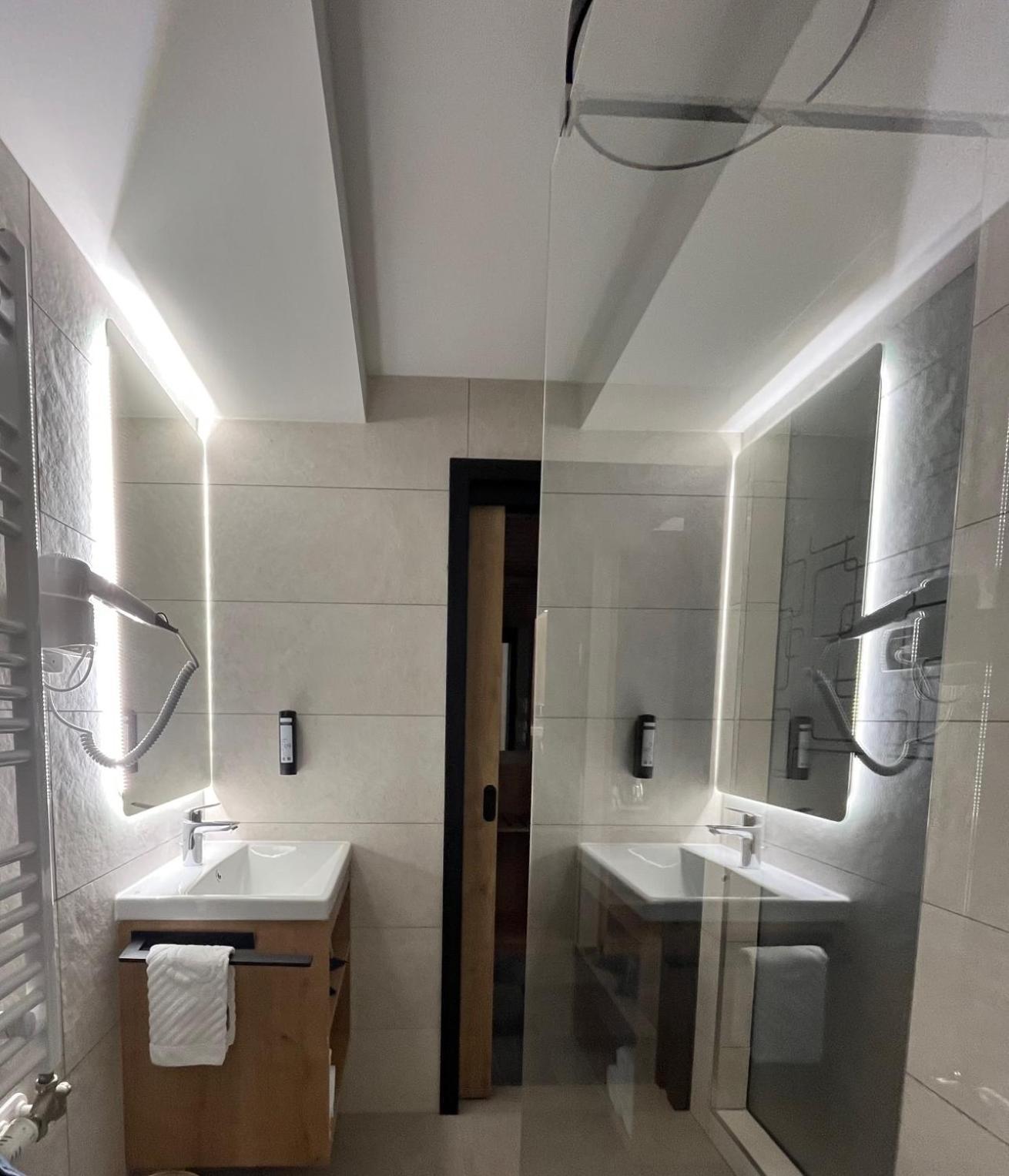 Hotel Mantova Vrhnika Eksteriør billede